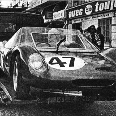 La lotus 23 de Jim Clark Trevor Taylor de 1962 quitte le circuit des 24 heures sans avoir pu courir pour cause de boulons "non-conformes".